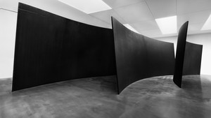Richard Serra, Running Arcs (For John Cage), 1992. Weatherproof steel, 3 plates, overall: 13 feet 2 inches × 87 feet 6 inches × 36 feet 5 inches (4.3 × 26.7 × 11.1 m), plates: 2 inches (5 cm) thick © 2025 Estate of Richard Serra/Artists Rights Society (ARS), New York. Photo: Maris Hutchinson