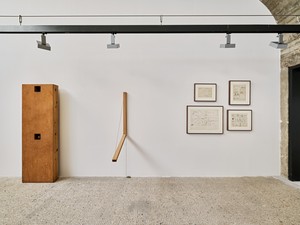 Installation view. Artwork © 2025 Estate of Walter De Maria. Photo: Thomas Lannes