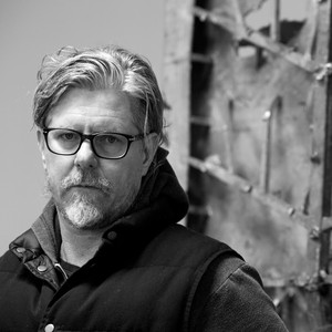 A portrait photograph of Mark Grotjahn