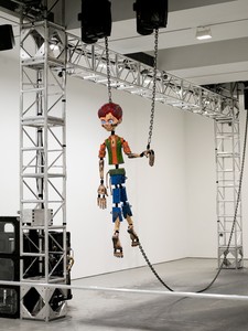 Jordan Wolfson, Colored Sculpture, 2016. Metal, polyurethane elastomer, motors, video, sound, and software, overall dimensions variable © Jordan Wolfson