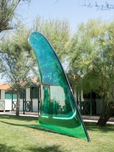 Alex Israel, Fin (Kokomo), 2023. Plexiglass, 151 ¼ × 126 × 4 inches (384 × 320 × 10 cm) Permanent installation, Bagno Santa Maria Beach Club, Forte dei Marmi, Italy © Alex Israel. Photo: Nicola Gnesi