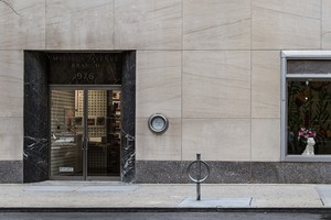A photograph of the outside of the Gagosian location 976 Madison Avenue, New York