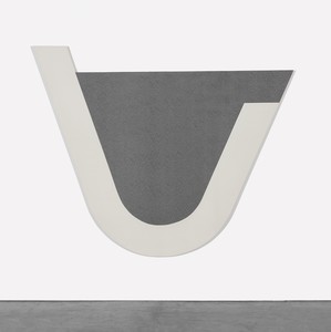 Michael Heizer, U Painting, 1975. Polyvinyl latex and aluminum powder on canvas, 96 × 117 inches (243.8 × 297.2 cm) © Michael Heizer