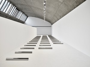 Installation view with Walter De Maria, 13, 14, 15 Meter Rows (1985). Artwork © 2025 Estate of Walter De Maria. Photo: Thomas Lannes