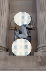 Carol Bove, The séances aren’t helping IV, 2021. Stainless steel and aluminum, 15 feet 2 ¾ inches × 5 feet 11 inches × 9 feet 4 inches (464.2 × 180.3 × 284.5 cm) Installation view, The Facade Commission: Carol Bove: The séances aren’t helping, Metropolitan Museum of Art, New York, March 1–October 26, 2021 © Carol Bove Studio LLC. Photo: Jason Schmidt