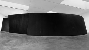 Richard Serra, Running Arcs (For John Cage), 1992. Weatherproof steel, 3 plates, overall: 13 feet 2 inches × 87 feet 6 inches × 36 feet 5 inches (4.3 × 26.7 × 11.1 m), plates: 2 inches (5 cm) thick © 2025 Estate of Richard Serra/Artists Rights Society (ARS), New York. Photo: Maris Hutchinson