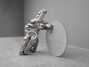 Carol Bove, Vase Face I / The Ascent to Heaven on a Dentist’s Chair, 2022. Stainless steel and laminated glass with heat-fused ink, 85 × 87 × 57 ½ inches (216 × 221 × 146.1 cm) © Carol Bove Studio LLC. Photo: Maris Hutchinson