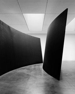 Richard Serra, Running Arcs (For John Cage), 1992 (detail). Weatherproof steel, 3 plates, overall: 13 feet 2 inches × 87 feet 6 inches × 36 feet 5 inches (4.3 × 26.7 × 11.1 m), plates: 2 inches (5 cm) thick © 2025 Estate of Richard Serra/Artists Rights Society (ARS), New York. Photo: Maris Hutchinson