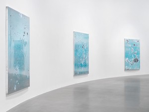 Installation view. Artwork © Urs Fischer. Photo: Stefan Altenburger