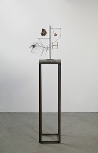Carol Bove, Triguna, 2012. Steel, concrete, brass, feather, and shell, 67 × 20 ½ × 12 ½ inches (170.2 × 52.1 × 31.8 cm) © Carol Bove Studio LLC